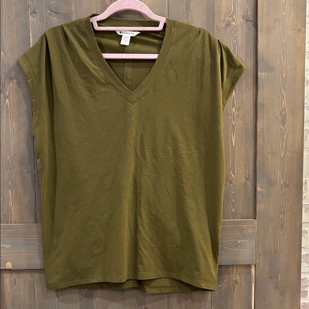⭐️5/$20Athleta Olive V-Neck Short Sleeve Tee